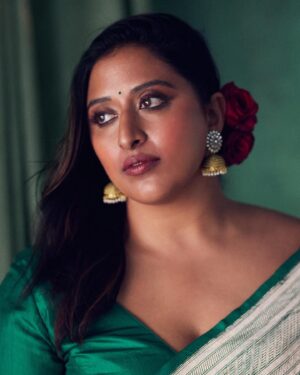 Raja Kumari Instagram - దీపావళి శుభాకాంక్షలు 🪔 
Sending love and light to the world from my hometown of Hyderabad. 

Wearing @raw_mango 
Styled by @tryagaintoobad @styled_by_meera 
Glam @riyasheth.makeuphair @helena_hair_stylist 
Shot by @trishasarang