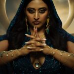 Raja Kumari Instagram - High Priestess of Mohenjo Daro 🌙🔱 Wearing custom @namratajoshipura for the Austin stop of The Bridge World Tour North America ✨ Jewelry @valliyan Haath Phool @the.olio.stories Styled by @tryagaintoobad @styled_by_meera Glam @riyasheth.makeuphair @helena_hair_stylist Shot by @ag.shoot