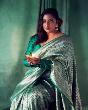 Raja Kumari Instagram - దీపావళి శుభాకాంక్షలు 🪔 
Sending love and light to the world from my hometown of Hyderabad. 

Wearing @raw_mango 
Styled by @tryagaintoobad @styled_by_meera 
Glam @riyasheth.makeuphair @helena_hair_stylist 
Shot by @trishasarang
