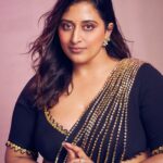 Raja Kumari Instagram – Svetha in a Sari 💗 This Diwali I’m celebrating finding my light and my sacred feminine 🪷 

Thanks to my all female creative team that has helped me love myself, no extensions, no lashes. Just me! 

@tryagaintoobad @styled_by_meera @riyasheth.makeuphair @helena_hair_stylist 

Shot by @trishasarang 
Wearing custom @papadontpreachbyshubhika sari 
Jewels by @isharya 
Cuffs by @the.olio.stories