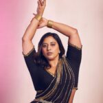 Raja Kumari Instagram – Svetha in a Sari 💗 This Diwali I’m celebrating finding my light and my sacred feminine 🪷
Thanks to my all female creative team that has helped me love myself, no extensions, no lashes. Just me!
@tryagaintoobad @styled_by_meera @riyasheth.makeuphair @helena_hair_stylist
Shot by @trishasarang
Wearing custom @papadontpreachbyshubhika sari
Jewels by @isharya
Cuffs by @the.olio.stories