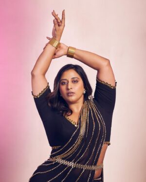 Raja Kumari Instagram - Svetha in a Sari 💗 This Diwali I’m celebrating finding my light and my sacred feminine 🪷 

Thanks to my all female creative team that has helped me love myself, no extensions, no lashes. Just me! 

@tryagaintoobad @styled_by_meera @riyasheth.makeuphair @helena_hair_stylist 

Shot by @trishasarang 
Wearing custom @papadontpreachbyshubhika sari 
Jewels by @isharya 
Cuffs by @the.olio.stories