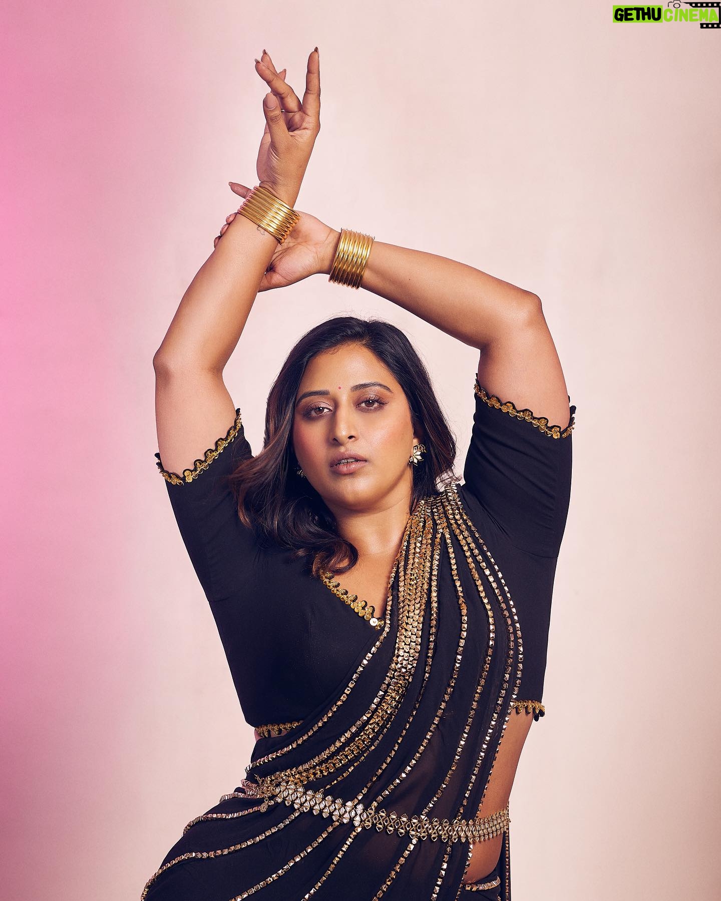 Raja Kumari - 116K Likes - Svetha in a Sari 💗 This Diwali I’m celebrating finding my light and my sacred feminine 🪷
Thanks to my all female creative team that has helped me love myself, no extensions, no lashes. Just me!
@tryagaintoobad @styled_by_meera @riyasheth.makeuphair @helena_hair_stylist
Shot by @trishasarang
Wearing custom @papadontpreachbyshubhika sari
Jewels by @isharya
Cuffs by @the.olio.stories