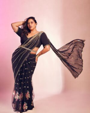 Raja Kumari Instagram - Svetha in a Sari 💗 This Diwali I’m celebrating finding my light and my sacred feminine 🪷 

Thanks to my all female creative team that has helped me love myself, no extensions, no lashes. Just me! 

@tryagaintoobad @styled_by_meera @riyasheth.makeuphair @helena_hair_stylist 

Shot by @trishasarang 
Wearing custom @papadontpreachbyshubhika sari 
Jewels by @isharya 
Cuffs by @the.olio.stories