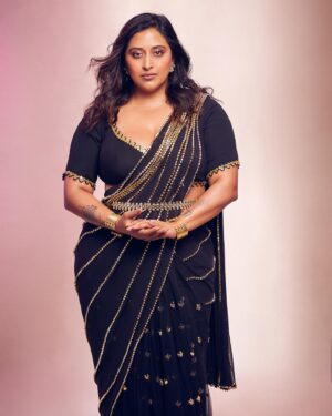 Raja Kumari Instagram - Svetha in a Sari 💗 This Diwali I’m celebrating finding my light and my sacred feminine 🪷 

Thanks to my all female creative team that has helped me love myself, no extensions, no lashes. Just me! 

@tryagaintoobad @styled_by_meera @riyasheth.makeuphair @helena_hair_stylist 

Shot by @trishasarang 
Wearing custom @papadontpreachbyshubhika sari 
Jewels by @isharya 
Cuffs by @the.olio.stories