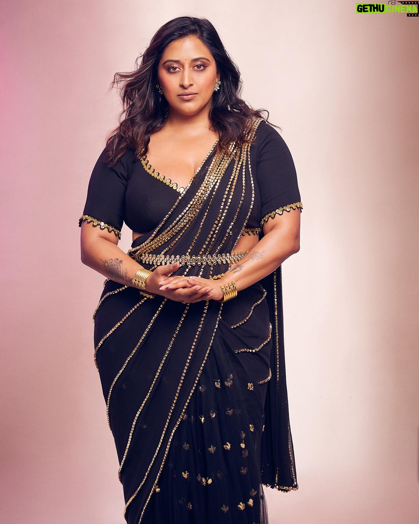 Raja Kumari - 116K Likes - Svetha in a Sari 💗 This Diwali I’m celebrating finding my light and my sacred feminine 🪷
Thanks to my all female creative team that has helped me love myself, no extensions, no lashes. Just me!
@tryagaintoobad @styled_by_meera @riyasheth.makeuphair @helena_hair_stylist
Shot by @trishasarang
Wearing custom @papadontpreachbyshubhika sari
Jewels by @isharya
Cuffs by @the.olio.stories