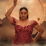 Raja Kumari Instagram - Custom @saakshakinni for NYC stop on The Bridge World Tour North America. Hand piece @the.olio.stories Earrings and custom crown @isharya Styled by @tryagaintoobad @styled_by_meera Glam @riyasheth.makeuphair @helena_hair_stylist Shot by @ag.shoot