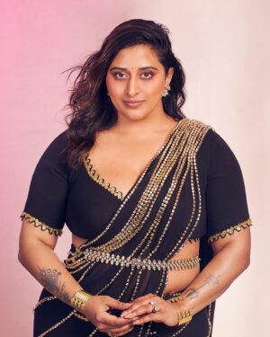 Raja Kumari Instagram - Svetha in a Sari 💗 This Diwali I’m celebrating finding my light and my sacred feminine 🪷 

Thanks to my all female creative team that has helped me love myself, no extensions, no lashes. Just me! 

@tryagaintoobad @styled_by_meera @riyasheth.makeuphair @helena_hair_stylist 

Shot by @trishasarang 
Wearing custom @papadontpreachbyshubhika sari 
Jewels by @isharya 
Cuffs by @the.olio.stories