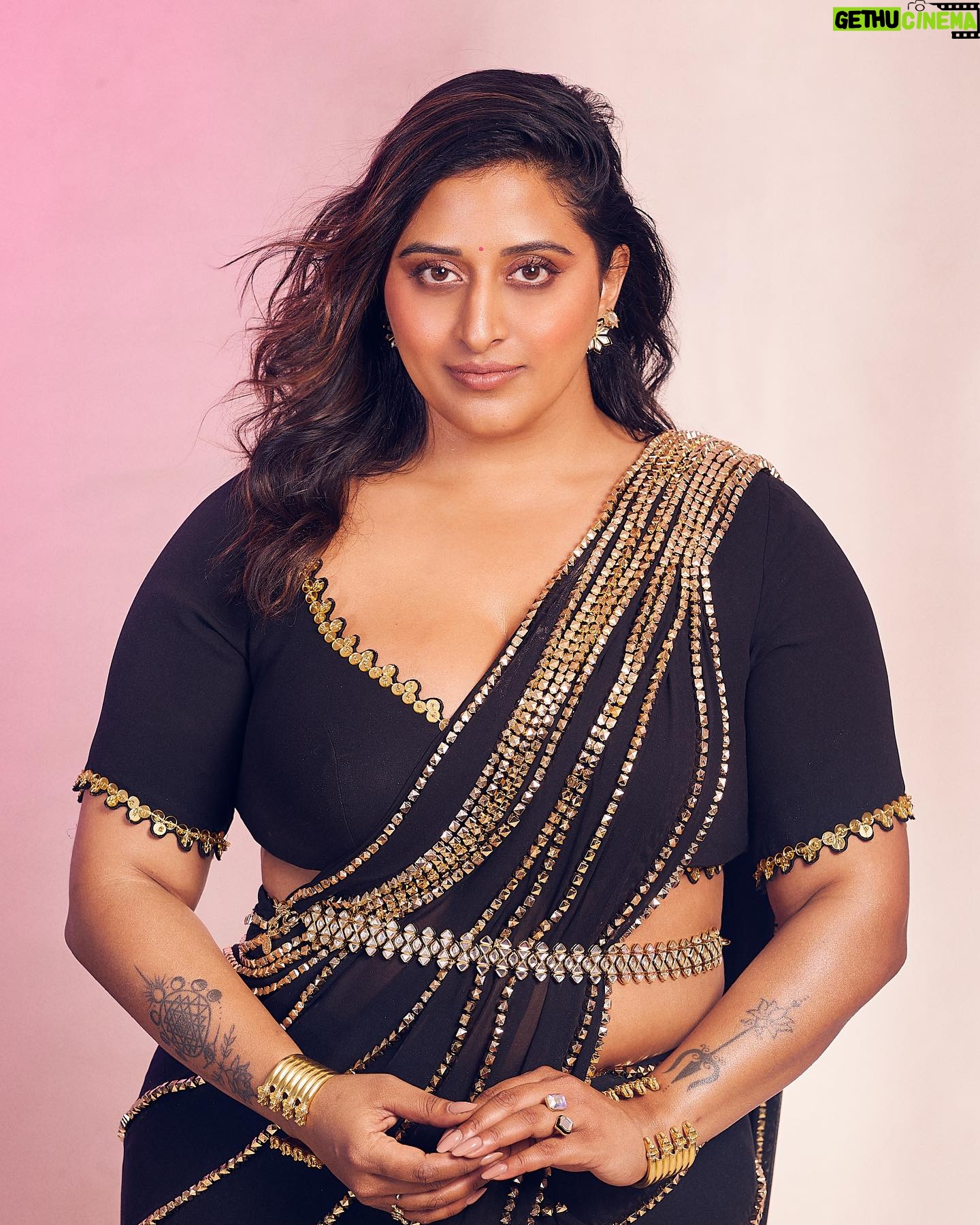 Raja Kumari - 116K Likes - Svetha in a Sari 💗 This Diwali I’m celebrating finding my light and my sacred feminine 🪷
Thanks to my all female creative team that has helped me love myself, no extensions, no lashes. Just me!
@tryagaintoobad @styled_by_meera @riyasheth.makeuphair @helena_hair_stylist
Shot by @trishasarang
Wearing custom @papadontpreachbyshubhika sari
Jewels by @isharya
Cuffs by @the.olio.stories