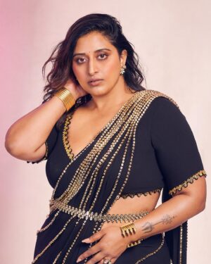 Raja Kumari Instagram - Svetha in a Sari 💗 This Diwali I’m celebrating finding my light and my sacred feminine 🪷 

Thanks to my all female creative team that has helped me love myself, no extensions, no lashes. Just me! 

@tryagaintoobad @styled_by_meera @riyasheth.makeuphair @helena_hair_stylist 

Shot by @trishasarang 
Wearing custom @papadontpreachbyshubhika sari 
Jewels by @isharya 
Cuffs by @the.olio.stories