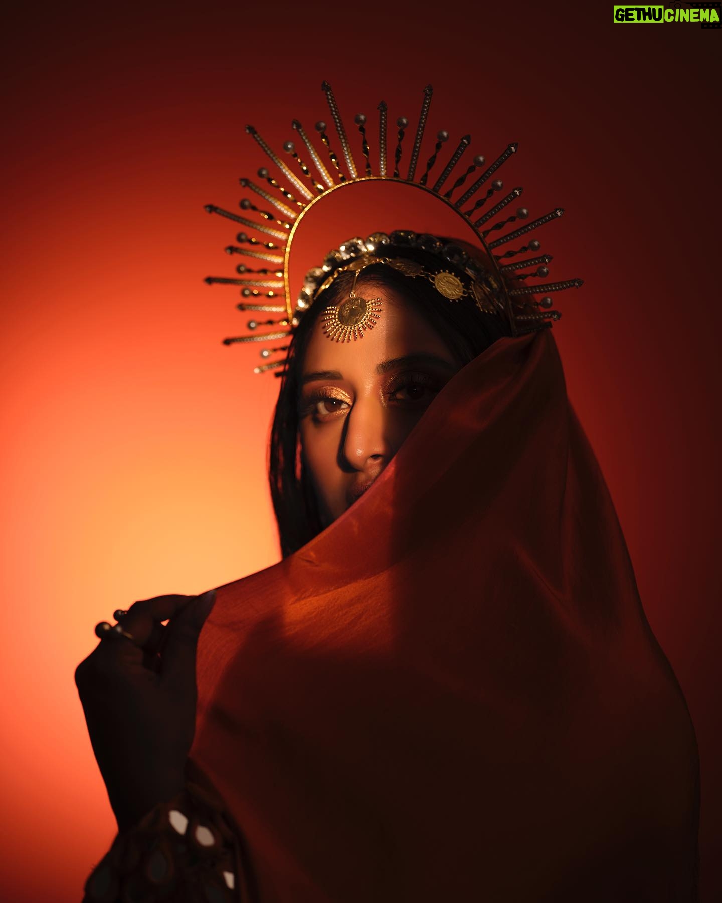Raja Kumari Instagram - Ancient to Future 🧡✨ Wearing custom @arpitamehtaofficial for opening night of The Bridge World Tour Headpiece by @the.olio.stories Custom crown and rings @amamajewels Styled by @tryagaintoobad @styled_by_meera Glam @riyasheth.makeuphair @helena_hair_stylist Shot by @ag.shoot