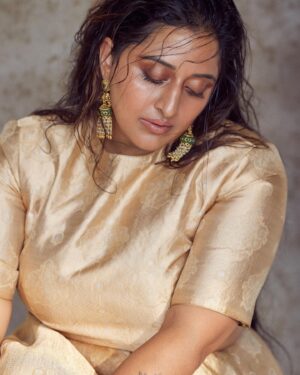 Raja Kumari Instagram - శ్వేత 

in custom @raw_mango 
Styled by @tryagaintoobad @styled_by_meera 
Glam @riyasheth.makeuphair @helena_hair_stylist 
Shot by @trishasarang