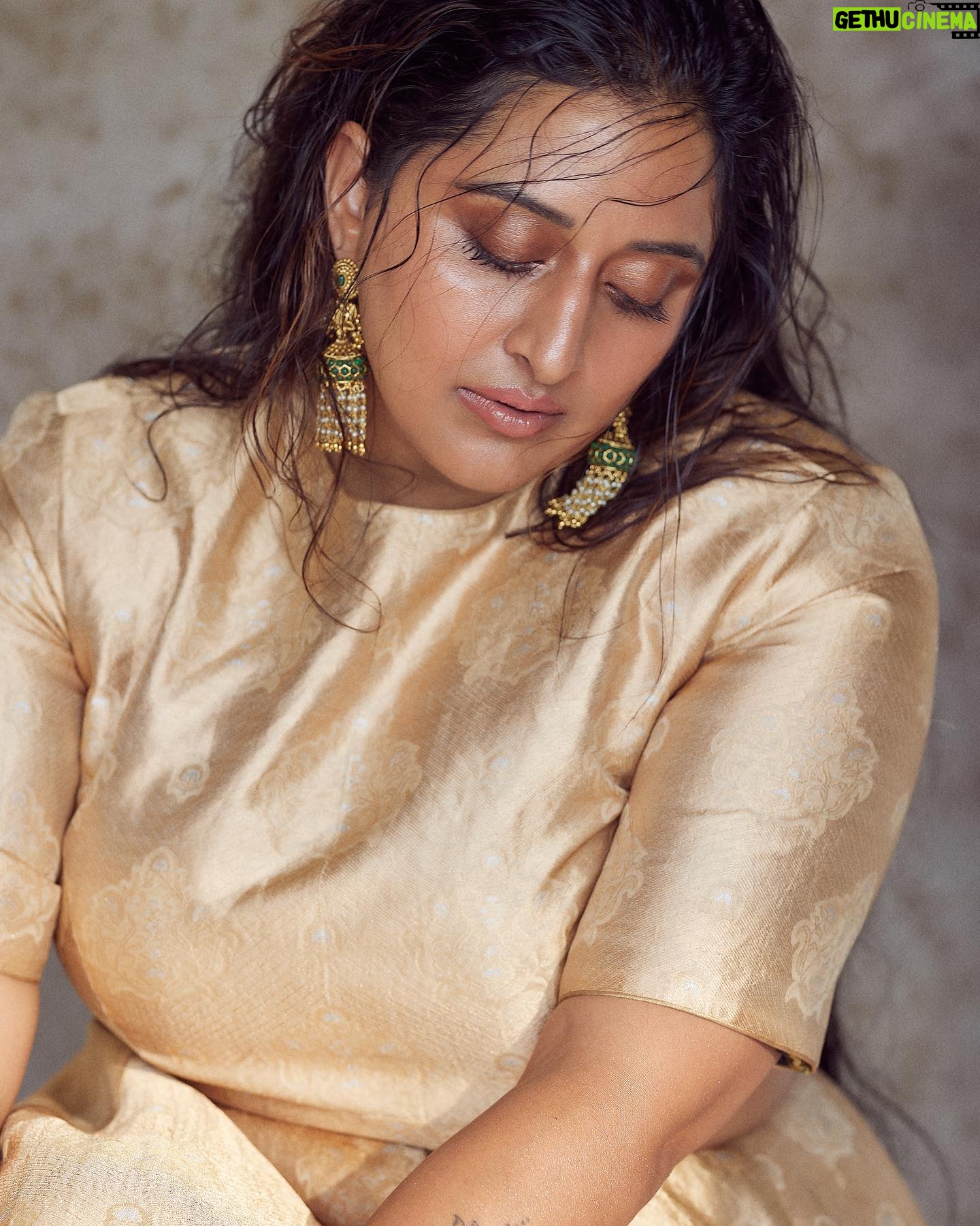 Raja Kumari - 74.9K Likes - శ్వేత
in custom @raw_mango
Styled by @tryagaintoobad @styled_by_meera
Glam @riyasheth.makeuphair @helena_hair_stylist
Shot by @trishasarang