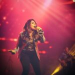 Rakshita Suresh Instagram - Takin’ off. 🚀 Thank you, Bengaluru! 🔥 📸 @zero2lifemedia 🧥 @styl_chennai team @dnsdyl @shakeer_mohamed_ @ashishpainoli @btosproductions @joshuaashishh @osigomango @joshuagopalofficial @sumukhhhhh @anandmurali98 @master.fader #MFDAK #RakshitaSureshLive ⭐️🫶🏼🎤🧿