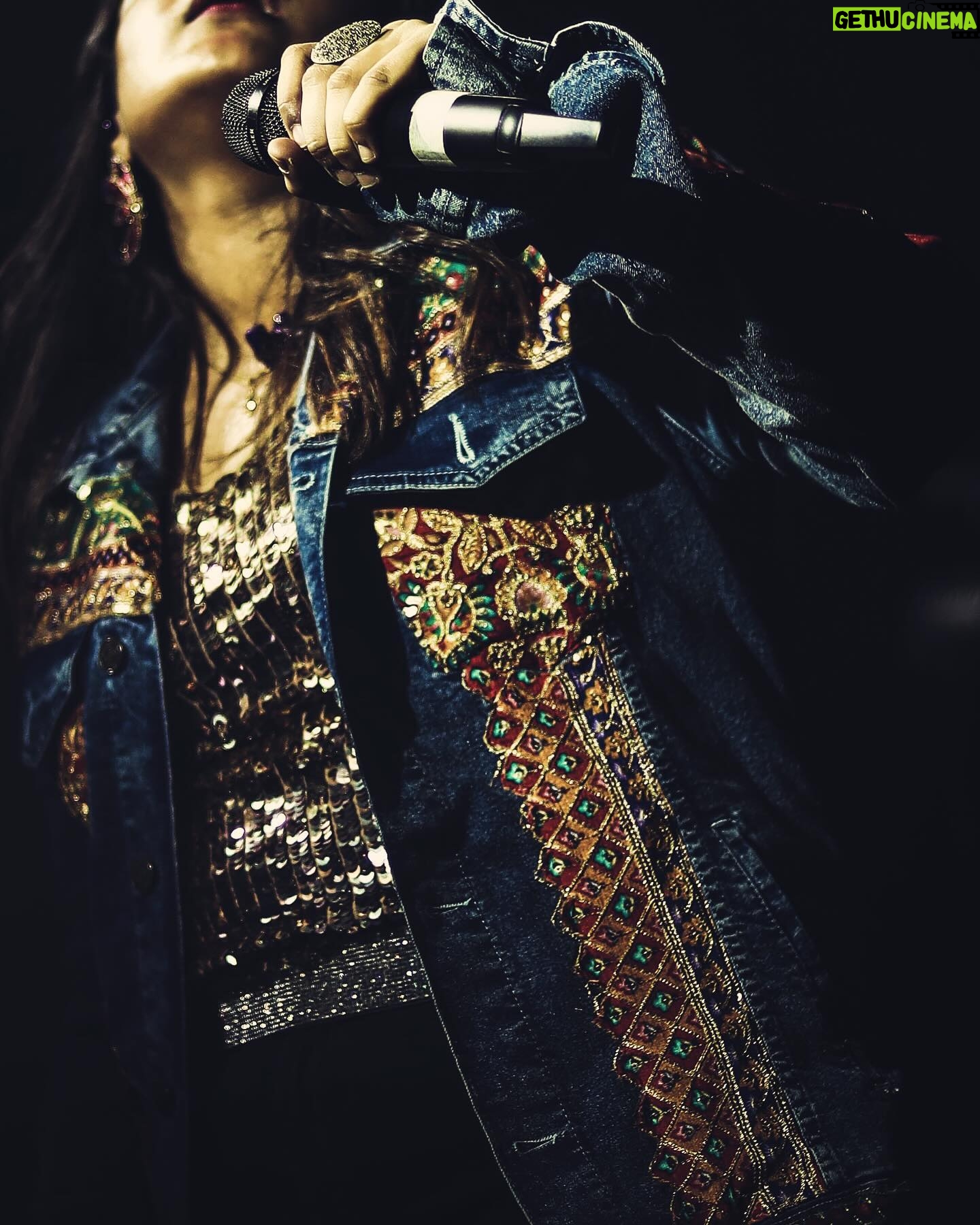 Rakshita Suresh Instagram - Takin’ off. 🚀 Thank you, Bengaluru! 🔥 📸 @zero2lifemedia 🧥 @styl_chennai team @dnsdyl @shakeer_mohamed_ @ashishpainoli @btosproductions @joshuaashishh @osigomango @joshuagopalofficial @sumukhhhhh @anandmurali98 @master.fader #MFDAK #RakshitaSureshLive ⭐️🫶🏼🎤🧿