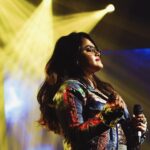 Rakshita Suresh Instagram - Takin’ off. 🚀 Thank you, Bengaluru! 🔥 📸 @zero2lifemedia 🧥 @styl_chennai team @dnsdyl @shakeer_mohamed_ @ashishpainoli @btosproductions @joshuaashishh @osigomango @joshuagopalofficial @sumukhhhhh @anandmurali98 @master.fader #MFDAK #RakshitaSureshLive ⭐️🫶🏼🎤🧿