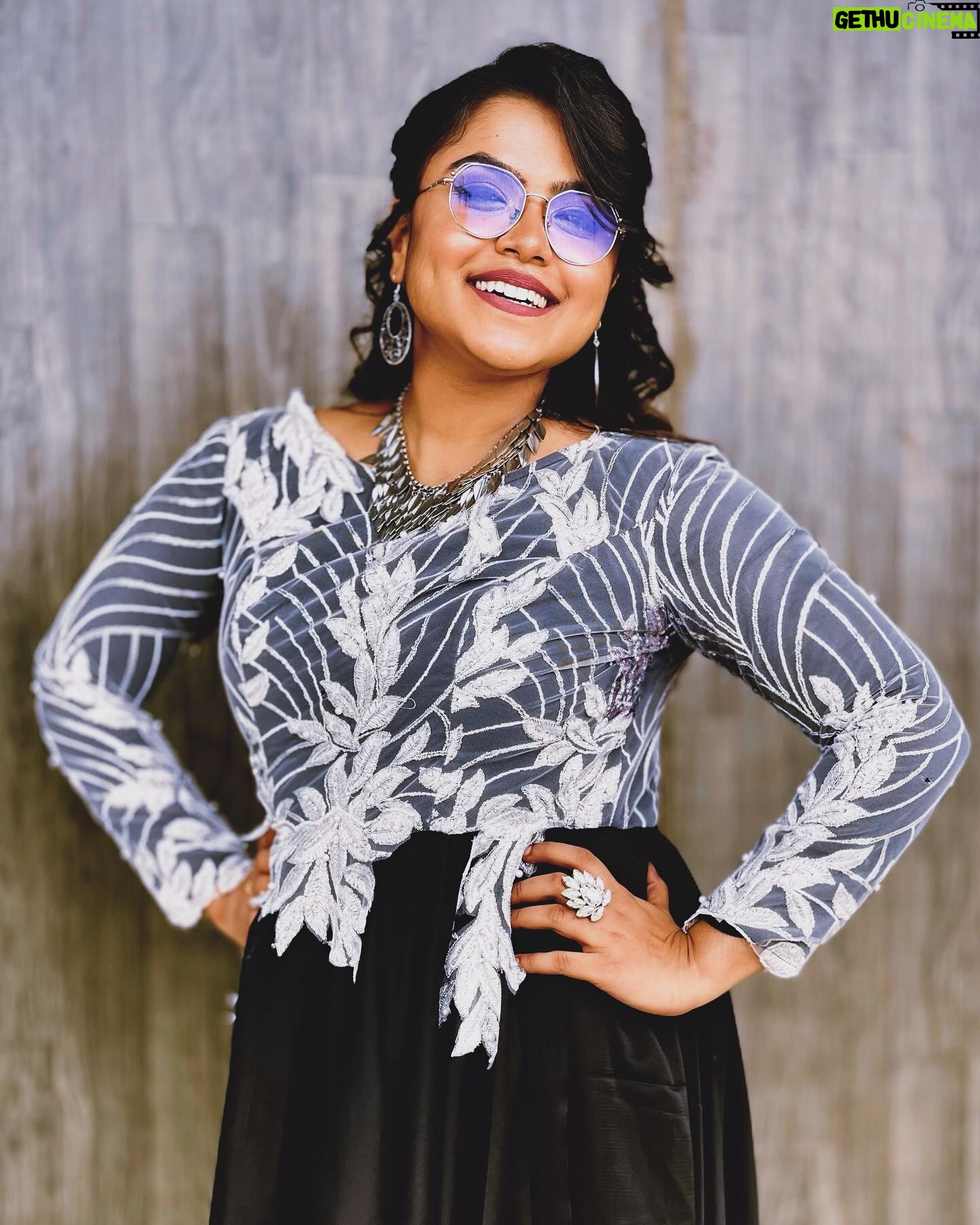 Rakshita Suresh Instagram - Was fun to be back on the sets of #SuperSinger after a while for a special performance! 🥰 Do watch the episode tonight on @vijaytelevision and anytime on @disneyplushotstar ✨♥️🎤 #ValentinesWeek #love #music #gratitude #blessing