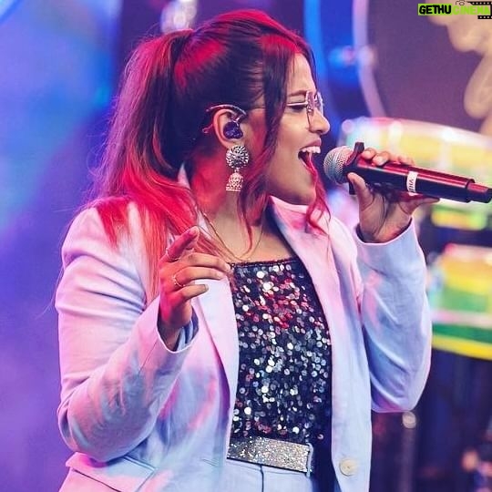 Rakshita Suresh - 43.5K Likes - Since a lot of you asked for the Tamizh version of my previous reel, here it is! 🥰
The joy of live singing 🫶🏼✨ From a recent concert! 🎤♥️
🎥 @bengaluruganeshutsava