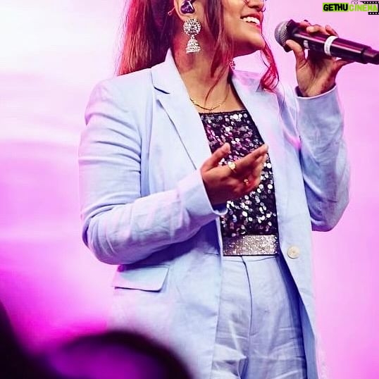 Rakshita Suresh - 10.6K Likes - The joy of live singing 🫶🏼✨
From a recent concert! 🎤♥️
🎥 @bengaluruganeshutsava