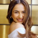 Rakul Preet Singh Instagram - Spilling some secrets while revealing some truths! ✨ As an actor, my hair journey has been a challenging one, but right before my wedding I found the perfect solution to get rid of all that hair damage! So no more gatekeeping with you guys - here it is, the @lorealpro_education_india Absolut Repair Molecular treatment that I got done at my most trusted @geetanjalisalon 🫶 This range claims to repair up to 2 years of hair damage, in just one use! Surprised right? I was too, until I saw the results on my own hair! It’s never been more healthier or manageable🤍 Book your appointment today! #AD #LorealProindia #LorealProfindia #HairCare #AbsolutRepairMolecular #RebornStronger #LorealProfessionnelIndia #LorealProfessionnelHaircare #LProIndia #geetanjalisalon @israni.sumit @lorealpro