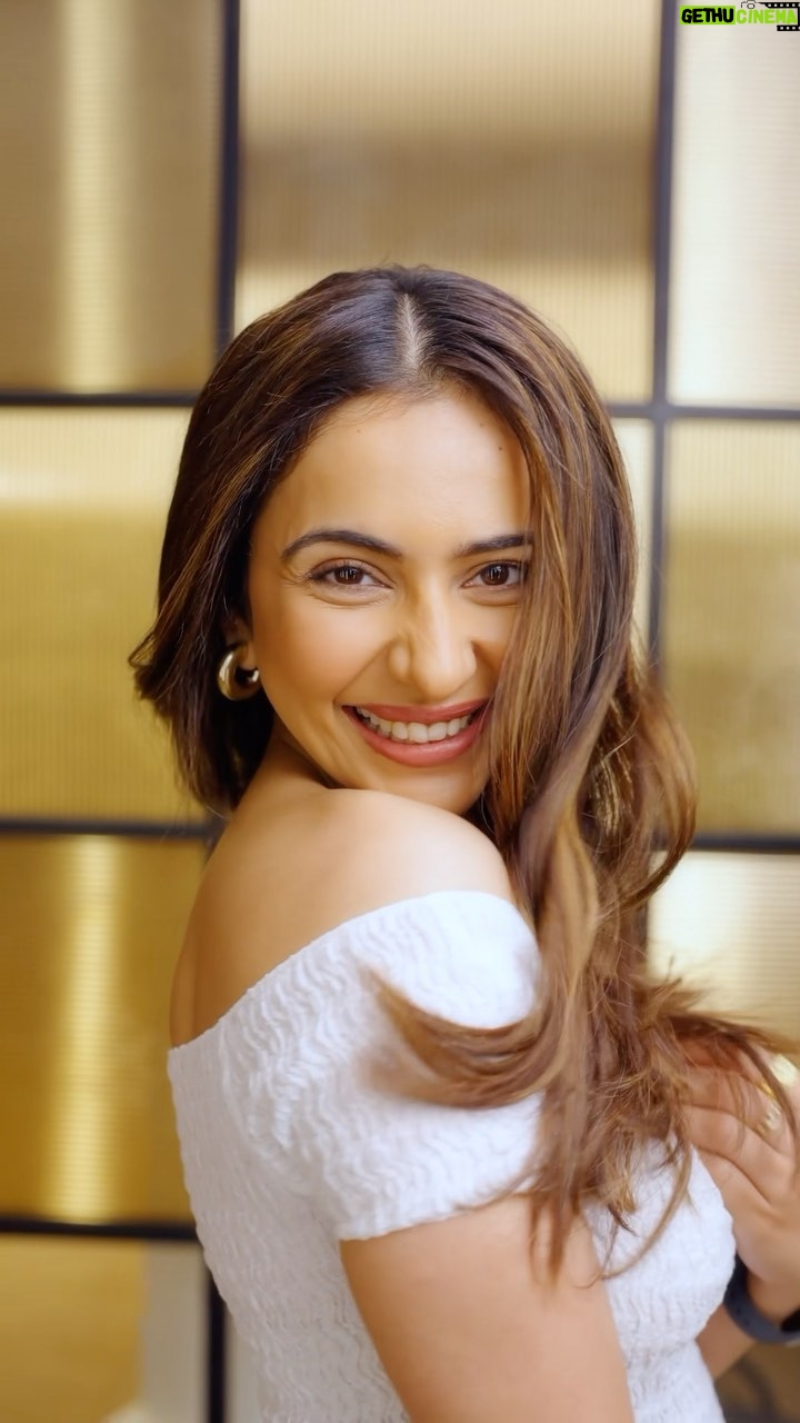 Rakul Preet Singh Instagram - Spilling some secrets while revealing some truths! ✨ As an actor, my hair journey has been a challenging one, but right before my wedding I found the perfect solution to get rid of all that hair damage! So no more gatekeeping with you guys - here it is, the @lorealpro_education_india Absolut Repair Molecular treatment that I got done at my most trusted @geetanjalisalon 🫶 This range claims to repair up to 2 years of hair damage, in just one use! Surprised right? I was too, until I saw the results on my own hair! It’s never been more healthier or manageable🤍 Book your appointment today! #AD #LorealProindia #LorealProfindia #HairCare #AbsolutRepairMolecular #RebornStronger #LorealProfessionnelIndia #LorealProfessionnelHaircare #LProIndia #geetanjalisalon @israni.sumit @lorealpro