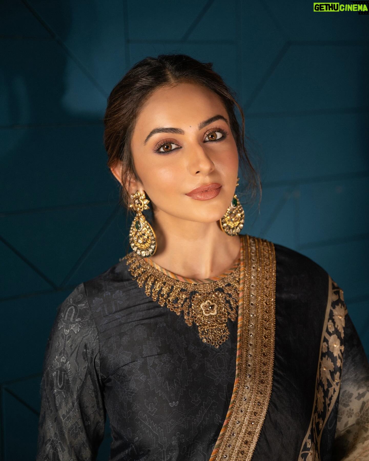 Rakul Preet Singh Instagram - Aankon ki gustakhi 🖤 #heeramandipremiere Outfit @jjvalaya Jewellery @razwada.jewels Potli @aclutchstory Footwear @fizzygoblet Styled by @anshikaav Assisted by @bhatia_tanisha Makeup @im__sal Hair @aliyashaik28 Shot by @deepak_das_photography