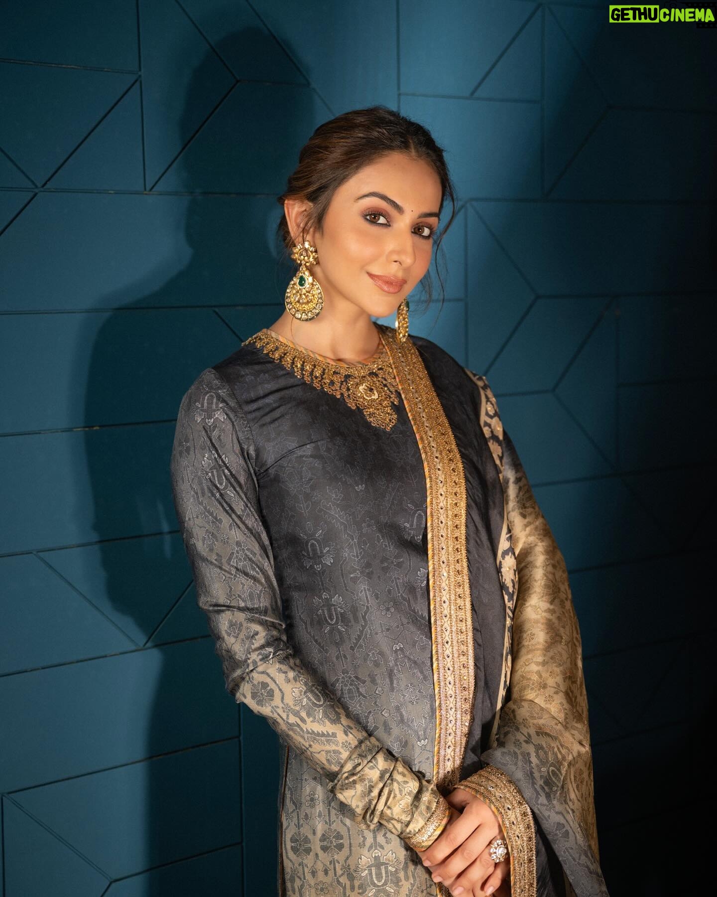 Rakul Preet Singh Instagram - Aankon ki gustakhi 🖤 #heeramandipremiere Outfit @jjvalaya Jewellery @razwada.jewels Potli @aclutchstory Footwear @fizzygoblet Styled by @anshikaav Assisted by @bhatia_tanisha Makeup @im__sal Hair @aliyashaik28 Shot by @deepak_das_photography