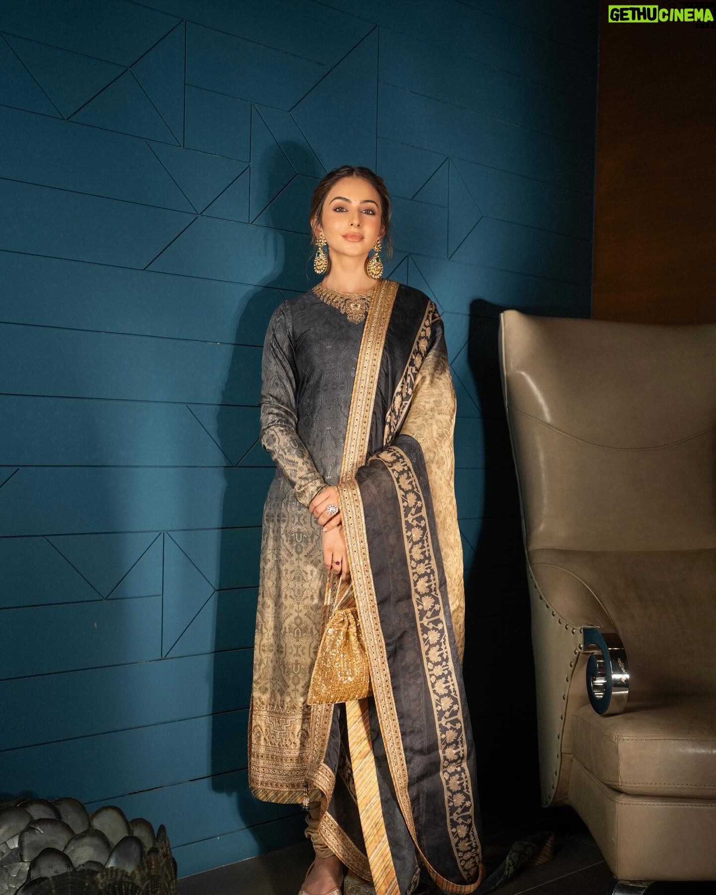 Rakul Preet Singh Instagram - Aankon ki gustakhi 🖤 #heeramandipremiere Outfit @jjvalaya Jewellery @razwada.jewels Potli @aclutchstory Footwear @fizzygoblet Styled by @anshikaav Assisted by @bhatia_tanisha Makeup @im__sal Hair @aliyashaik28 Shot by @deepak_das_photography