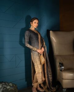 Rakul Preet Singh Instagram - Aankon ki gustakhi 🖤 #heeramandipremiere Outfit @jjvalaya Jewellery @razwada.jewels Potli @aclutchstory Footwear @fizzygoblet Styled by @anshikaav Assisted by @bhatia_tanisha Makeup @im__sal Hair @aliyashaik28 Shot by @deepak_das_photography