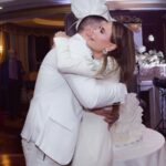 Ramy Ayash Instagram – رامي عيّاش.. يتزوج مرة ثانية !
 لينك الفيديو في البايو 

لم تكن الذكرى السنوية العاشرة على زواج البوب ستار “رامي عيّاش” كسواها ، هو الذي يقدم دوماً تحف فنيّة استثنائية، حضرت هذه الليلة الحالمة ليتغنى رامي بأفكاره الخلاقة ويأخذنا معه الى عالمه بمشهدية قلّما يقال عنها ملكية بلمسات راقية.
رامي الذي أراد ان يخلد هذه الذكرى السعيدة مع محبيه، فاجىء زوجته مصممة الأزياء داليدا عياش بعد عشاء متواضع وخاص مع العائلة في فندق هيلتون حبتور  بمناسبة عيد ميلادها الذي حوله الى حفل زفاف أدهش به داليدا والجميع . 
وتكلل الحفل اطلالة ملكية لداليدا  اختارها لها مصمم الازياء العالمي زهير مراد الغالي على قلب داليدا، بفستان ابيض تناسب تماماً مع هذه الليلة الحالمة كان بانتظارها في الجناح الملكي مع فريق عمل جاهز لتغيير الماكياج مع افون ابي حاتم  والشعر مع وديع  شليطا وفادي عواد . 
وبتنسيق مع الماركة الأحب الى رامي وداليدا روسونيرو ميشال زغيب ، اختار رامي خاتم بتصميم خاص يقال انه من أجمل تصاميم الماركة العالمية وهو الحجر واللون الاحب على قلب داليدا الاميرالد مرصع بالألماس اشبه الى الخيال.
ولدى دخولك الى الصالة المزدانة بأنامل منسق الحفلات وليد باز “باز ايفينت “، تلفتك فخامة الديكور والورود التي تحيط بك كيفما نقّلتَ نظريك.. حيث انتظرهم الأصدقاء والأحباب والعائلة ليستقبلوا العرسان، ولم يكتف رامى عياش بذلك انما خصها بأغنية من اللهجة اللبنانية وهى “يا مراية بيتى” زخرفها بألق وجده وعشقه من ألحانه وكلمات الشاعر مازن غنام وتوزيع الكسندر ميساكيان.. واختتم الحفل بسهرة فنية مميزة مع محبيه الذين رفضوا إلا ان يشاركوه فرحته.