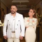 Ramy Ayash Instagram – رامي عيّاش.. يتزوج مرة ثانية !
 لينك الفيديو في البايو 

لم تكن الذكرى السنوية العاشرة على زواج البوب ستار “رامي عيّاش” كسواها ، هو الذي يقدم دوماً تحف فنيّة استثنائية، حضرت هذه الليلة الحالمة ليتغنى رامي بأفكاره الخلاقة ويأخذنا معه الى عالمه بمشهدية قلّما يقال عنها ملكية بلمسات راقية.
رامي الذي أراد ان يخلد هذه الذكرى السعيدة مع محبيه، فاجىء زوجته مصممة الأزياء داليدا عياش بعد عشاء متواضع وخاص مع العائلة في فندق هيلتون حبتور  بمناسبة عيد ميلادها الذي حوله الى حفل زفاف أدهش به داليدا والجميع . 
وتكلل الحفل اطلالة ملكية لداليدا  اختارها لها مصمم الازياء العالمي زهير مراد الغالي على قلب داليدا، بفستان ابيض تناسب تماماً مع هذه الليلة الحالمة كان بانتظارها في الجناح الملكي مع فريق عمل جاهز لتغيير الماكياج مع افون ابي حاتم  والشعر مع وديع  شليطا وفادي عواد . 
وبتنسيق مع الماركة الأحب الى رامي وداليدا روسونيرو ميشال زغيب ، اختار رامي خاتم بتصميم خاص يقال انه من أجمل تصاميم الماركة العالمية وهو الحجر واللون الاحب على قلب داليدا الاميرالد مرصع بالألماس اشبه الى الخيال.
ولدى دخولك الى الصالة المزدانة بأنامل منسق الحفلات وليد باز “باز ايفينت “، تلفتك فخامة الديكور والورود التي تحيط بك كيفما نقّلتَ نظريك.. حيث انتظرهم الأصدقاء والأحباب والعائلة ليستقبلوا العرسان، ولم يكتف رامى عياش بذلك انما خصها بأغنية من اللهجة اللبنانية وهى “يا مراية بيتى” زخرفها بألق وجده وعشقه من ألحانه وكلمات الشاعر مازن غنام وتوزيع الكسندر ميساكيان.. واختتم الحفل بسهرة فنية مميزة مع محبيه الذين رفضوا إلا ان يشاركوه فرحته.