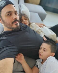 Ramy Ayash Instagram - مش عم اتجرأ اتحرك من نص ساعة 🤣🤪💙🩷