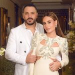 Ramy Ayash Instagram – رامي عيّاش.. يتزوج مرة ثانية !
 لينك الفيديو في البايو 

لم تكن الذكرى السنوية العاشرة على زواج البوب ستار “رامي عيّاش” كسواها ، هو الذي يقدم دوماً تحف فنيّة استثنائية، حضرت هذه الليلة الحالمة ليتغنى رامي بأفكاره الخلاقة ويأخذنا معه الى عالمه بمشهدية قلّما يقال عنها ملكية بلمسات راقية.
رامي الذي أراد ان يخلد هذه الذكرى السعيدة مع محبيه، فاجىء زوجته مصممة الأزياء داليدا عياش بعد عشاء متواضع وخاص مع العائلة في فندق هيلتون حبتور  بمناسبة عيد ميلادها الذي حوله الى حفل زفاف أدهش به داليدا والجميع . 
وتكلل الحفل اطلالة ملكية لداليدا  اختارها لها مصمم الازياء العالمي زهير مراد الغالي على قلب داليدا، بفستان ابيض تناسب تماماً مع هذه الليلة الحالمة كان بانتظارها في الجناح الملكي مع فريق عمل جاهز لتغيير الماكياج مع افون ابي حاتم  والشعر مع وديع  شليطا وفادي عواد . 
وبتنسيق مع الماركة الأحب الى رامي وداليدا روسونيرو ميشال زغيب ، اختار رامي خاتم بتصميم خاص يقال انه من أجمل تصاميم الماركة العالمية وهو الحجر واللون الاحب على قلب داليدا الاميرالد مرصع بالألماس اشبه الى الخيال.
ولدى دخولك الى الصالة المزدانة بأنامل منسق الحفلات وليد باز “باز ايفينت “، تلفتك فخامة الديكور والورود التي تحيط بك كيفما نقّلتَ نظريك.. حيث انتظرهم الأصدقاء والأحباب والعائلة ليستقبلوا العرسان، ولم يكتف رامى عياش بذلك انما خصها بأغنية من اللهجة اللبنانية وهى “يا مراية بيتى” زخرفها بألق وجده وعشقه من ألحانه وكلمات الشاعر مازن غنام وتوزيع الكسندر ميساكيان.. واختتم الحفل بسهرة فنية مميزة مع محبيه الذين رفضوا إلا ان يشاركوه فرحته.