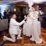 Ramy Ayash Instagram – رامي عيّاش.. يتزوج مرة ثانية !
 لينك الفيديو في البايو 

لم تكن الذكرى السنوية العاشرة على زواج البوب ستار “رامي عيّاش” كسواها ، هو الذي يقدم دوماً تحف فنيّة استثنائية، حضرت هذه الليلة الحالمة ليتغنى رامي بأفكاره الخلاقة ويأخذنا معه الى عالمه بمشهدية قلّما يقال عنها ملكية بلمسات راقية.
رامي الذي أراد ان يخلد هذه الذكرى السعيدة مع محبيه، فاجىء زوجته مصممة الأزياء داليدا عياش بعد عشاء متواضع وخاص مع العائلة في فندق هيلتون حبتور  بمناسبة عيد ميلادها الذي حوله الى حفل زفاف أدهش به داليدا والجميع . 
وتكلل الحفل اطلالة ملكية لداليدا  اختارها لها مصمم الازياء العالمي زهير مراد الغالي على قلب داليدا، بفستان ابيض تناسب تماماً مع هذه الليلة الحالمة كان بانتظارها في الجناح الملكي مع فريق عمل جاهز لتغيير الماكياج مع افون ابي حاتم  والشعر مع وديع  شليطا وفادي عواد . 
وبتنسيق مع الماركة الأحب الى رامي وداليدا روسونيرو ميشال زغيب ، اختار رامي خاتم بتصميم خاص يقال انه من أجمل تصاميم الماركة العالمية وهو الحجر واللون الاحب على قلب داليدا الاميرالد مرصع بالألماس اشبه الى الخيال.
ولدى دخولك الى الصالة المزدانة بأنامل منسق الحفلات وليد باز “باز ايفينت “، تلفتك فخامة الديكور والورود التي تحيط بك كيفما نقّلتَ نظريك.. حيث انتظرهم الأصدقاء والأحباب والعائلة ليستقبلوا العرسان، ولم يكتف رامى عياش بذلك انما خصها بأغنية من اللهجة اللبنانية وهى “يا مراية بيتى” زخرفها بألق وجده وعشقه من ألحانه وكلمات الشاعر مازن غنام وتوزيع الكسندر ميساكيان.. واختتم الحفل بسهرة فنية مميزة مع محبيه الذين رفضوا إلا ان يشاركوه فرحته.