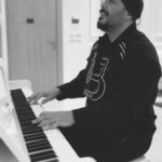 Ramy Ayash Instagram - الحُب أكبَر من الحاضِر، في حُب بالغياب، إسمُه حُب، أبعد من الوقت. و بيبقى الزمن واقف .. وبيبقى القلب واقف ♥️ #ما_بنساك #رامي_عياش