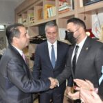 Ramy Ayash Instagram - فخور بمَنحي الزّر الذّهبي والعُضويّة الفخريّة من حضرة النقيب طوني الرامي ومعالي وزير السياحة اللبنانية السيد وليد نصّار وجميع أعضاء النقابة المحترمين صيف لبنان وِلعان شاءَ مَن شاءَ وأبى مَن أبى  خلّينا نفَعِّل هاشتاغ #لبنان_بكرا_احلى #رامي_عياش
