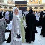 Rana Raeis Instagram - يا الله! كم كنت قريبه منكم اليوم. رحلوا عني بالامس و اليوم هو الذكرة السنوية الثانية لابي و جدي! لم اجد راحة اكثر من بيت الله! اللهم اجعل ابي و جدي من ورثة جنة النعيم يا الله. اللهم تقبل دعائي لهم و اغفر لي و لهم و هون علينا كل صعب. اللهم إني أحمدك على كل نعمة، وأسألك الصبر دئماً على كل بلية, وأرجو رحمتك في كل حال كنت عليه. اللهم ارزقنا في عامنا القادم صلاة أخرى في الكعبة، اللهم تقبل منا، وعافنا واعف عنا، وعلى طاعتك أعنا، وأطلق ألسنتنا بذكرك وشكرك وحسن عبادتك، ولا تكلنا إلى أحد غيرك أبدا ما حيينا، واكتب لنا العمرة في العام القادم إن كان في العمر بقية🙏🏼 الحمدالله دئماً🤍