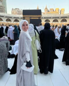 Rana Raeis Instagram - يا الله! كم كنت قريبه منكم اليوم. رحلوا عني بالامس و اليوم هو الذكرة السنوية الثانية لابي و جدي! لم اجد راحة اكثر من بيت الله! اللهم اجعل ابي و جدي من ورثة جنة النعيم يا الله. اللهم تقبل دعائي لهم و اغفر لي و لهم و هون علينا كل صعب. اللهم إني أحمدك على كل نعمة، وأسألك الصبر دئماً على كل بلية, وأرجو رحمتك في كل حال كنت عليه. اللهم ارزقنا في عامنا القادم صلاة أخرى في الكعبة، اللهم تقبل منا، وعافنا واعف عنا، وعلى طاعتك أعنا، وأطلق ألسنتنا بذكرك وشكرك وحسن عبادتك، ولا تكلنا إلى أحد غيرك أبدا ما حيينا، واكتب لنا العمرة في العام القادم إن كان في العمر بقية🙏🏼 الحمدالله دئماً🤍