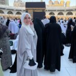 Rana Raeis Instagram - يا الله! كم كنت قريبه منكم اليوم. رحلوا عني بالامس و اليوم هو الذكرة السنوية الثانية لابي و جدي! لم اجد راحة اكثر من بيت الله! اللهم اجعل ابي و جدي من ورثة جنة النعيم يا الله. اللهم تقبل دعائي لهم و اغفر لي و لهم و هون علينا كل صعب. اللهم إني أحمدك على كل نعمة، وأسألك الصبر دئماً على كل بلية, وأرجو رحمتك في كل حال كنت عليه. اللهم ارزقنا في عامنا القادم صلاة أخرى في الكعبة، اللهم تقبل منا، وعافنا واعف عنا، وعلى طاعتك أعنا، وأطلق ألسنتنا بذكرك وشكرك وحسن عبادتك، ولا تكلنا إلى أحد غيرك أبدا ما حيينا، واكتب لنا العمرة في العام القادم إن كان في العمر بقية🙏🏼 الحمدالله دئماً🤍