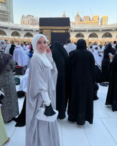 Rana Raeis Instagram - يا الله! كم كنت قريبه منكم اليوم. رحلوا عني بالامس و اليوم هو الذكرة السنوية الثانية لابي و جدي! لم اجد راحة اكثر من بيت الله! اللهم اجعل ابي و جدي من ورثة جنة النعيم يا الله. اللهم تقبل دعائي لهم و اغفر لي و لهم و هون علينا كل صعب. اللهم إني أحمدك على كل نعمة، وأسألك الصبر دئماً على كل بلية, وأرجو رحمتك في كل حال كنت عليه. اللهم ارزقنا في عامنا القادم صلاة أخرى في الكعبة، اللهم تقبل منا، وعافنا واعف عنا، وعلى طاعتك أعنا، وأطلق ألسنتنا بذكرك وشكرك وحسن عبادتك، ولا تكلنا إلى أحد غيرك أبدا ما حيينا، واكتب لنا العمرة في العام القادم إن كان في العمر بقية🙏🏼 الحمدالله دئماً🤍
