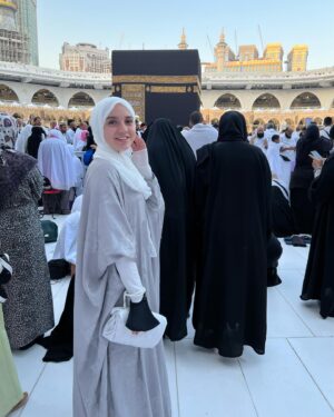 Ranna Raees Instagram - يا الله! كم كنت قريبه منكم اليوم. 
رحلوا عني بالامس و اليوم هو الذكرة السنوية الثانية لابي و جدي! لم اجد راحة اكثر من بيت الله! اللهم اجعل ابي و جدي من ورثة جنة النعيم يا الله. اللهم تقبل دعائي لهم و اغفر لي و لهم و هون علينا كل صعب. اللهم إني أحمدك على كل نعمة، وأسألك الصبر دئماً على كل بلية, وأرجو رحمتك في كل حال كنت عليه. اللهم ارزقنا في عامنا القادم صلاة أخرى في الكعبة، اللهم تقبل منا، وعافنا واعف عنا، وعلى طاعتك أعنا، وأطلق ألسنتنا بذكرك وشكرك وحسن عبادتك، ولا تكلنا إلى أحد غيرك أبدا ما حيينا، واكتب لنا العمرة في العام القادم إن كان في العمر بقية🙏🏼 
الحمدالله دئماً🤍