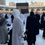Rana Raeis Instagram - يا الله! كم كنت قريبه منكم اليوم. رحلوا عني بالامس و اليوم هو الذكرة السنوية الثانية لابي و جدي! لم اجد راحة اكثر من بيت الله! اللهم اجعل ابي و جدي من ورثة جنة النعيم يا الله. اللهم تقبل دعائي لهم و اغفر لي و لهم و هون علينا كل صعب. اللهم إني أحمدك على كل نعمة، وأسألك الصبر دئماً على كل بلية, وأرجو رحمتك في كل حال كنت عليه. اللهم ارزقنا في عامنا القادم صلاة أخرى في الكعبة، اللهم تقبل منا، وعافنا واعف عنا، وعلى طاعتك أعنا، وأطلق ألسنتنا بذكرك وشكرك وحسن عبادتك، ولا تكلنا إلى أحد غيرك أبدا ما حيينا، واكتب لنا العمرة في العام القادم إن كان في العمر بقية🙏🏼 الحمدالله دئماً🤍