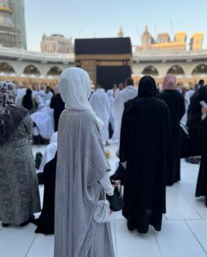 Ranna Raees Instagram - يا الله! كم كنت قريبه منكم اليوم. 
رحلوا عني بالامس و اليوم هو الذكرة السنوية الثانية لابي و جدي! لم اجد راحة اكثر من بيت الله! اللهم اجعل ابي و جدي من ورثة جنة النعيم يا الله. اللهم تقبل دعائي لهم و اغفر لي و لهم و هون علينا كل صعب. اللهم إني أحمدك على كل نعمة، وأسألك الصبر دئماً على كل بلية, وأرجو رحمتك في كل حال كنت عليه. اللهم ارزقنا في عامنا القادم صلاة أخرى في الكعبة، اللهم تقبل منا، وعافنا واعف عنا، وعلى طاعتك أعنا، وأطلق ألسنتنا بذكرك وشكرك وحسن عبادتك، ولا تكلنا إلى أحد غيرك أبدا ما حيينا، واكتب لنا العمرة في العام القادم إن كان في العمر بقية🙏🏼 
الحمدالله دئماً🤍