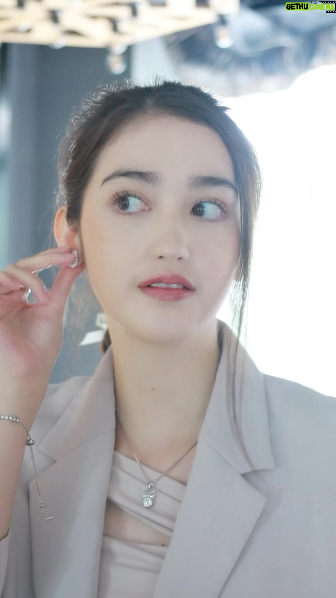 Ranty Maria Instagram - I always pay attention on my look even to the smallest details. one thing i’m sure of, i will never go wrong with @xuping.id #xupingjewelry #xupinghypoallergenic #distributorxupingjewelry #goldplatedjewelry #cincinxuping #gelangxuping #kalungxupimg #antingxuping