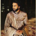 Ranveer Singh Instagram - Showcasing the timeless elegance and exquisite artistry of Banarasi handlooms at the historic Namo Ghat in Kashi ✨ celebrating the masterful craftsmanship of the Bunkar community- the pride of India’s textile legacy 🇮🇳🔱 @narendramodi @manishmalhotra05