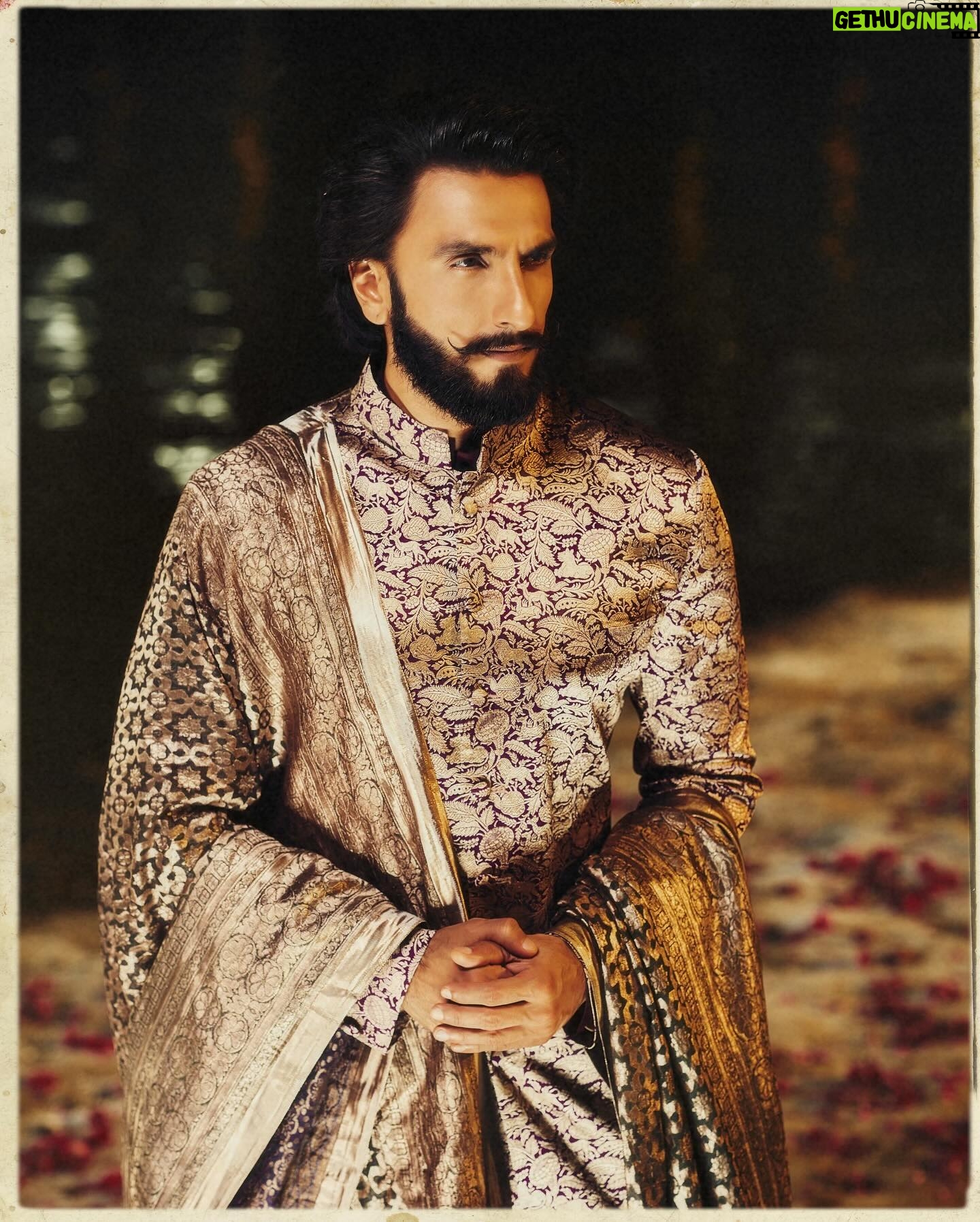 Ranveer Singh Instagram - Showcasing the timeless elegance and exquisite artistry of Banarasi handlooms at the historic Namo Ghat in Kashi ✨ celebrating the masterful craftsmanship of the Bunkar community- the pride of India’s textile legacy 🇮🇳🔱 @narendramodi @manishmalhotra05
