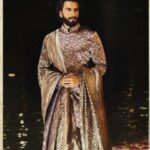 Ranveer Singh Instagram - Showcasing the timeless elegance and exquisite artistry of Banarasi handlooms at the historic Namo Ghat in Kashi ✨ celebrating the masterful craftsmanship of the Bunkar community- the pride of India’s textile legacy 🇮🇳🔱 @narendramodi @manishmalhotra05