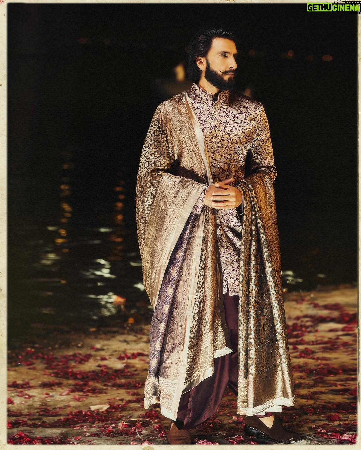 Ranveer Singh Instagram - Showcasing the timeless elegance and exquisite artistry of Banarasi handlooms at the historic Namo Ghat in Kashi ✨ celebrating the masterful craftsmanship of the Bunkar community- the pride of India’s textile legacy 🇮🇳🔱 @narendramodi @manishmalhotra05