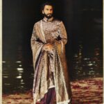 Ranveer Singh Instagram - Showcasing the timeless elegance and exquisite artistry of Banarasi handlooms at the historic Namo Ghat in Kashi ✨ celebrating the masterful craftsmanship of the Bunkar community- the pride of India’s textile legacy 🇮🇳🔱 @narendramodi @manishmalhotra05