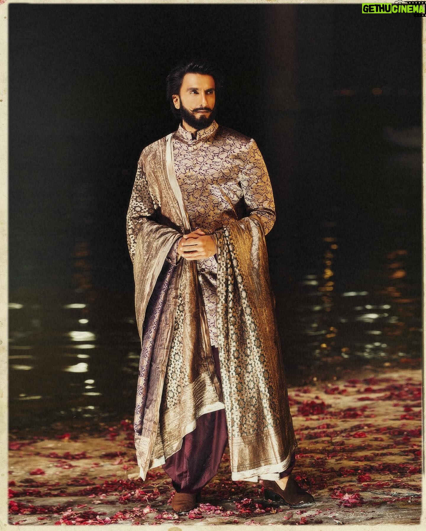 Ranveer Singh Instagram - Showcasing the timeless elegance and exquisite artistry of Banarasi handlooms at the historic Namo Ghat in Kashi ✨ celebrating the masterful craftsmanship of the Bunkar community- the pride of India’s textile legacy 🇮🇳🔱 @narendramodi @manishmalhotra05